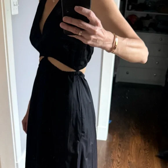 ZARA Black V-Neck Sleeveless Shell - Picture 3 of 4